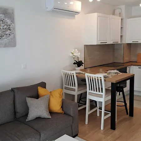 Split Terrace & Free Parking Apartment
