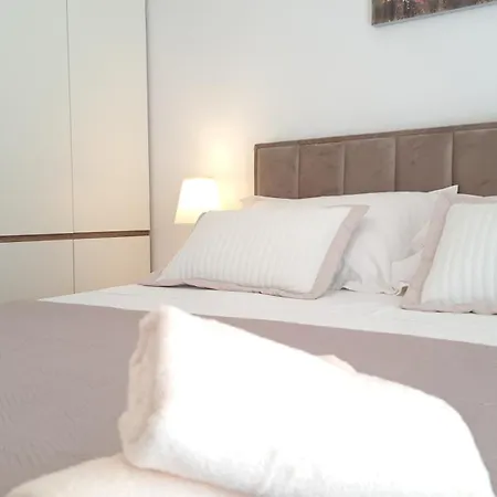 With Garden And Free Private Parking Daire Split