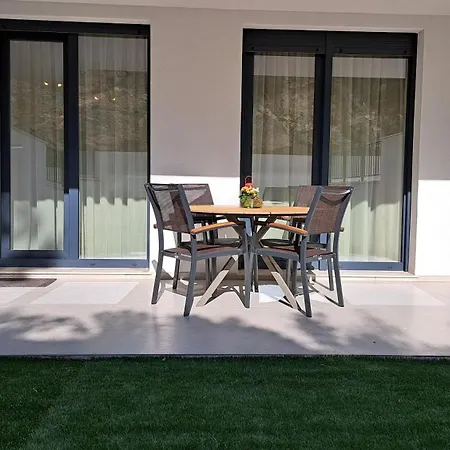 Terrace & Free Parking Split